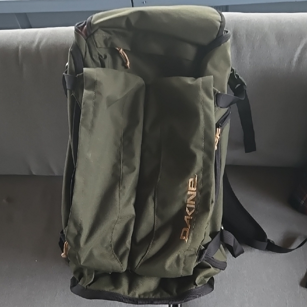 DAKINE Builder Backpack – Gently Used, Excellent Condition, Rugged & Versatile.